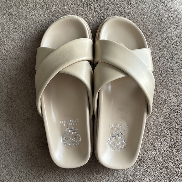❌SOLD❌ VINCE CAMUTO Slides Sandals - Picture 3 of 5